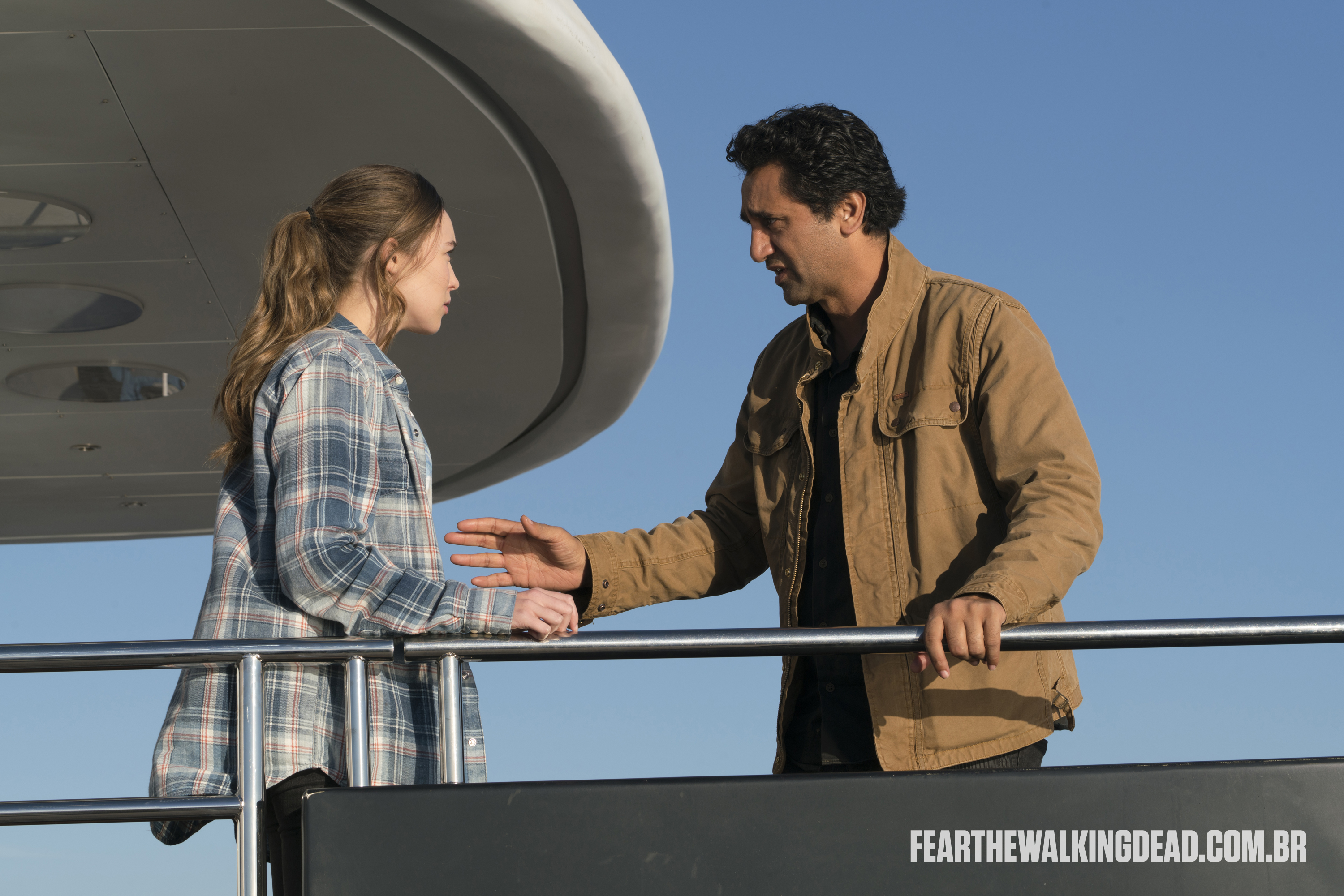 Travis Manawa e Alicia Clark - Fear the Walking Dead S02E01 - "No Safe Harbor"