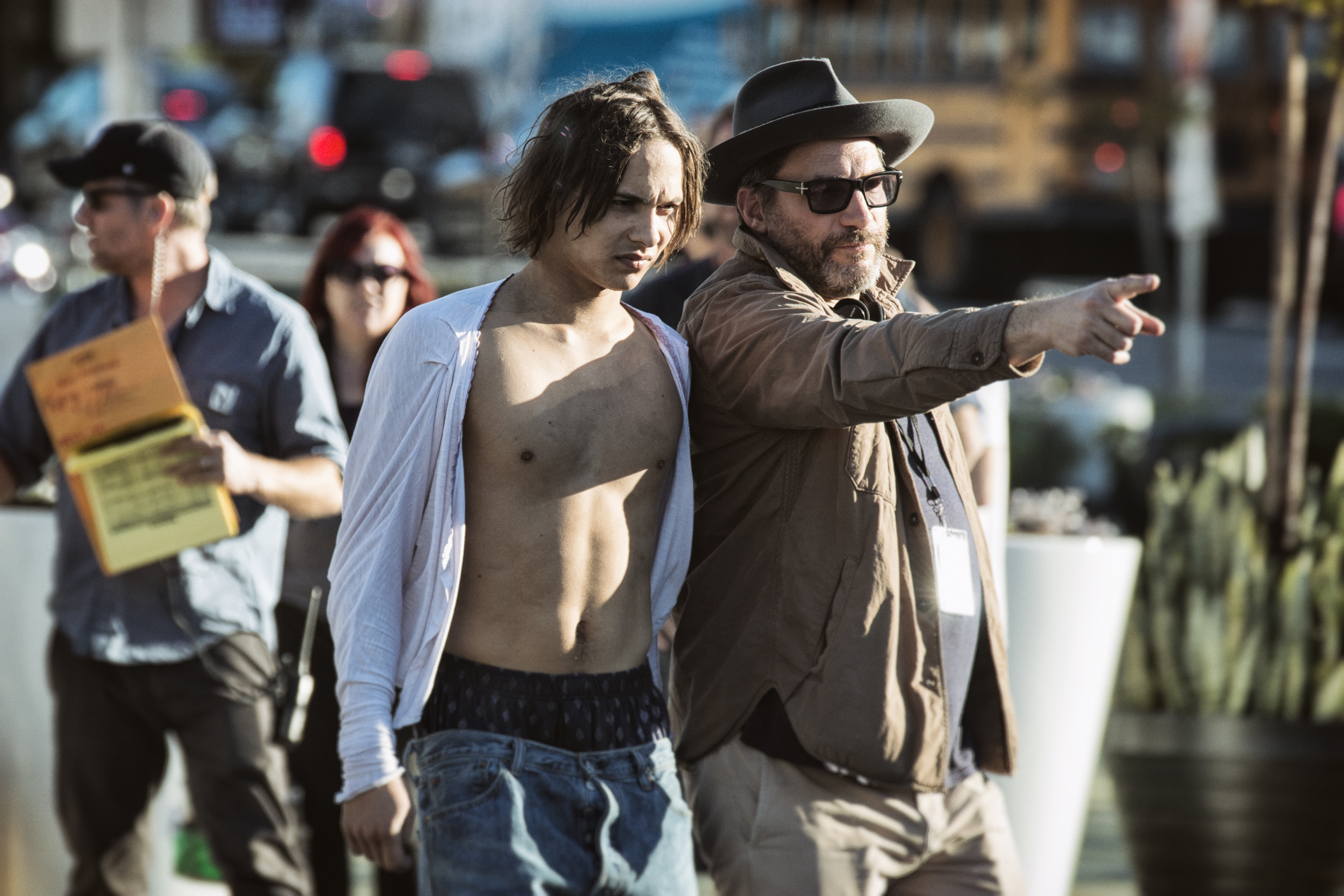 Frank Dillane como Nick e Co-Produtor Executivo Adam Davidson - Fear the Walking Dead 1ª Temporada, Episódio 1 | Foto por Justin Lubin/AMC