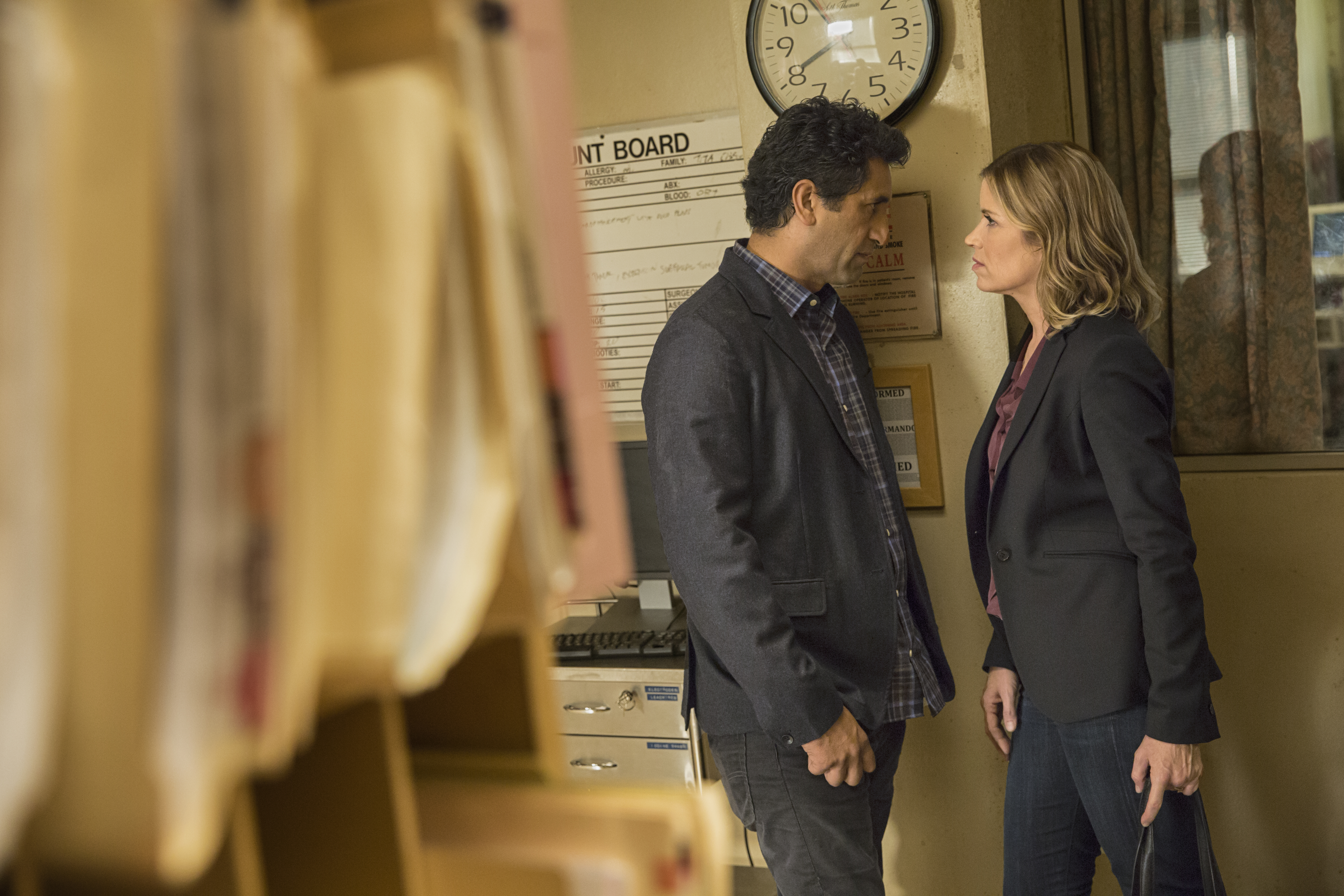 Cliff Curtis como Travis e Kim Dickens como Madison - Fear the Walking Dead 1 Temporada - Episódio 1: Pilot