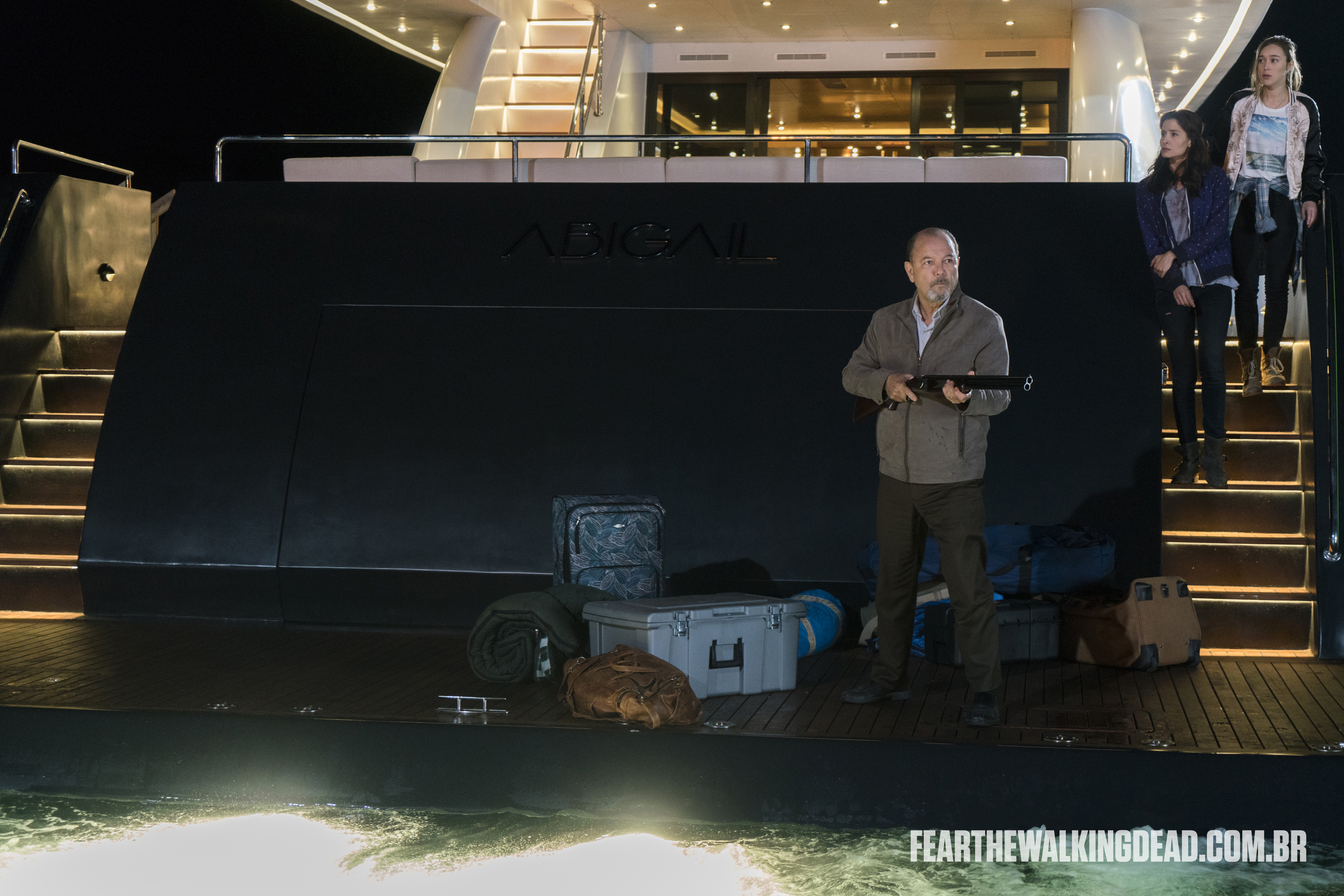 Daniel Salazar, Ofelia Salazar e Alicia Clark - Fear the Walking Dead S02E01 - "No Safe Harbor"