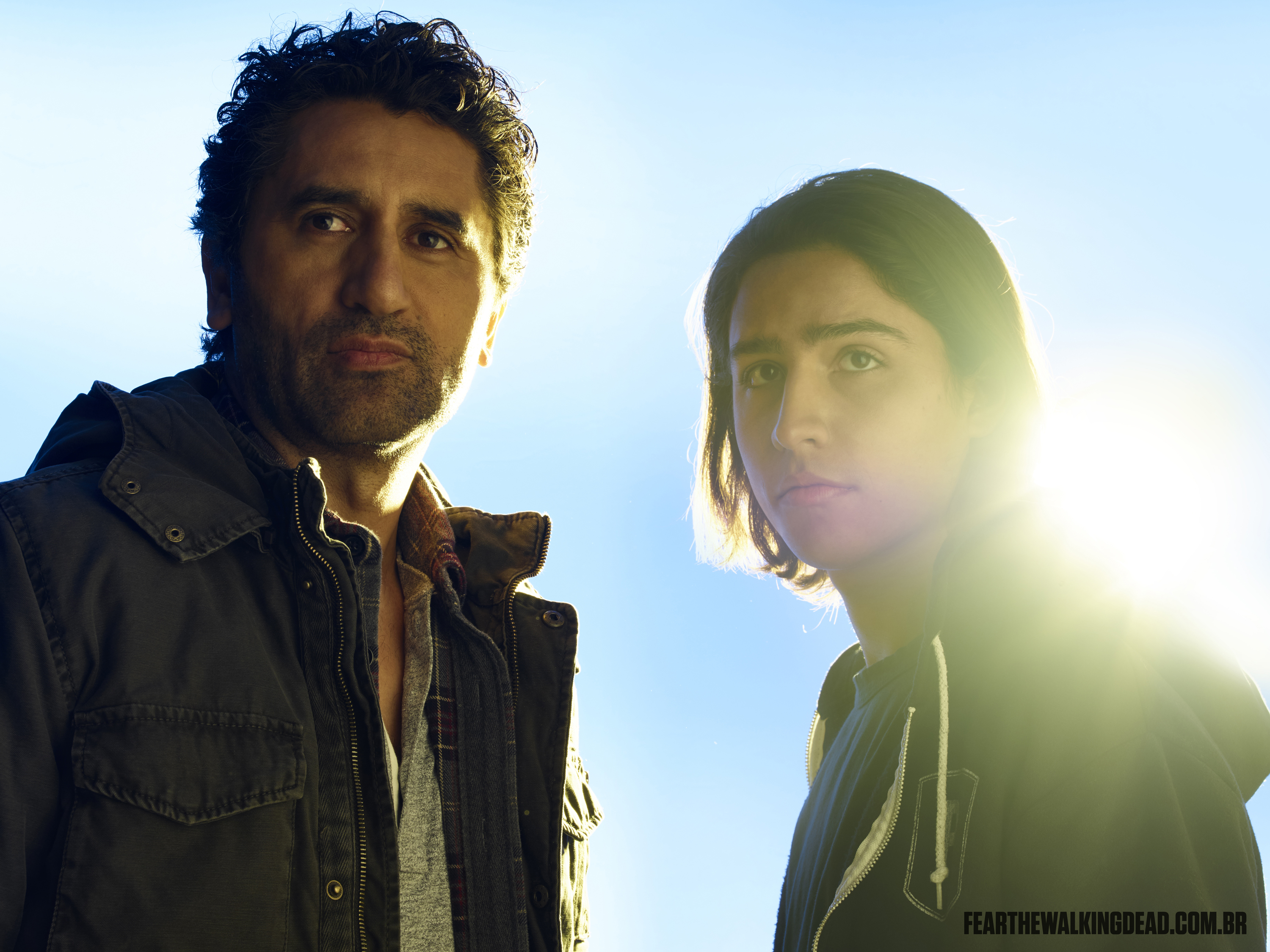 Cliff Curtis e Lorenzo James Henrie como Travis Manawa e Chris Manawa - 2ª Temporada de Fear the Walking Dead