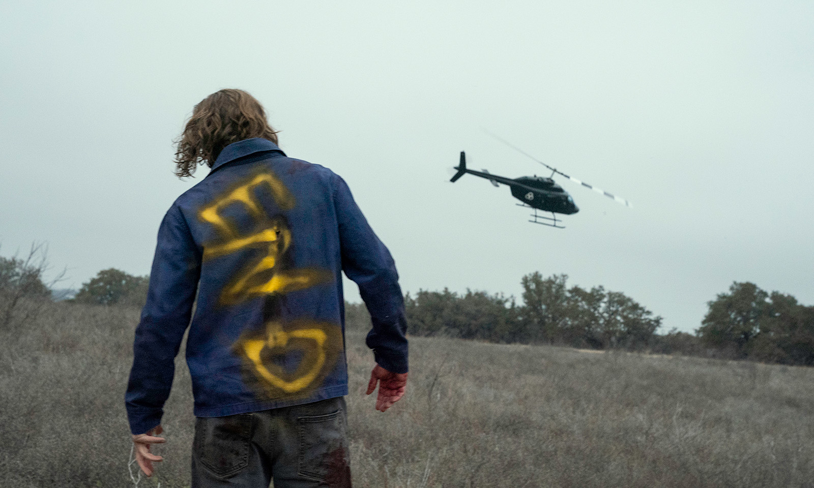 Imagem do episódio final da 6ª temporada de Fear the Walking Dead mostrando um walker seguindo o helicóptero