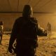 Sobrevivente desconhecido enfrenta zumbis radioativos em cena do trailer da 7ª temporada de Fear the Walking Dead.