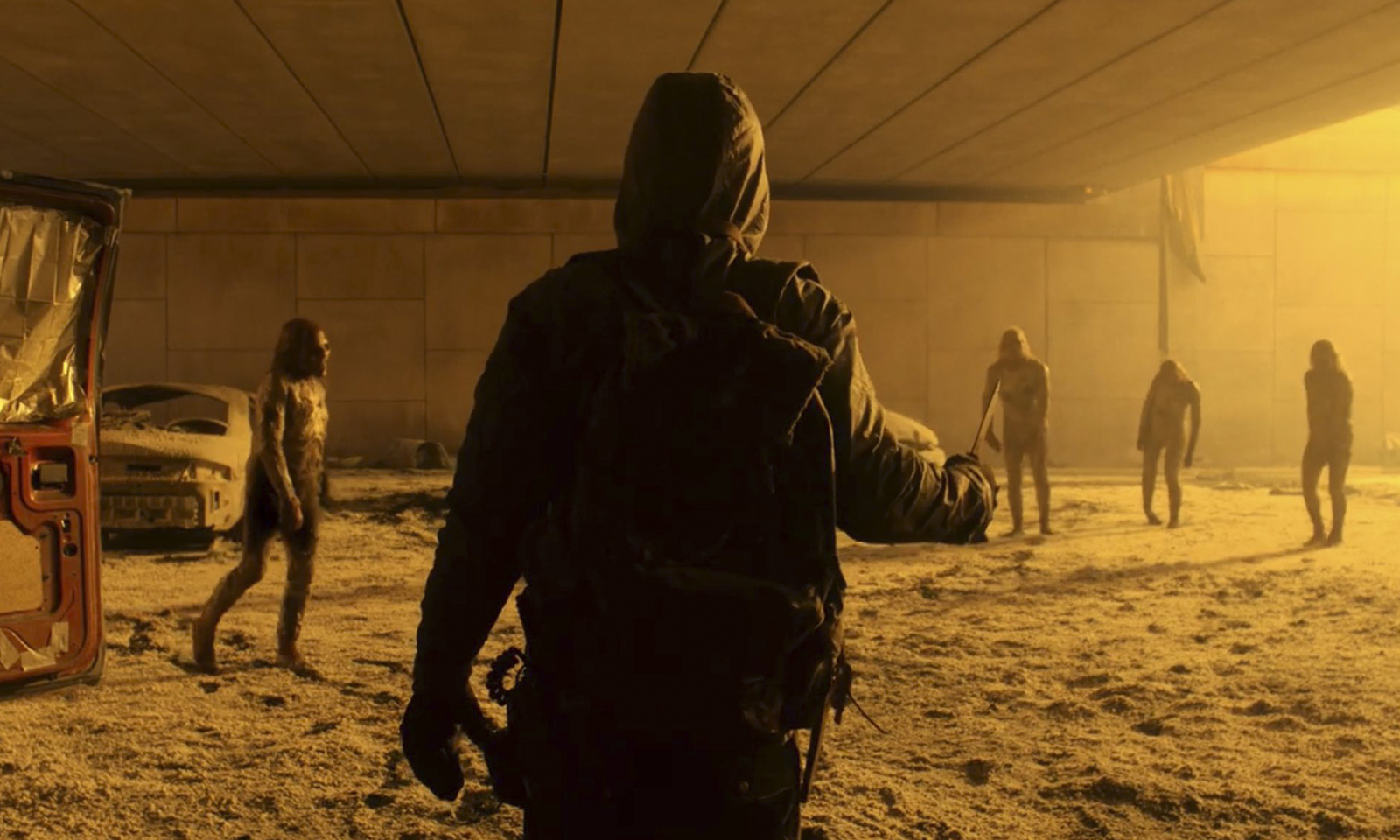 Sobrevivente desconhecido enfrenta zumbis radioativos em cena do trailer da 7ª temporada de Fear the Walking Dead.