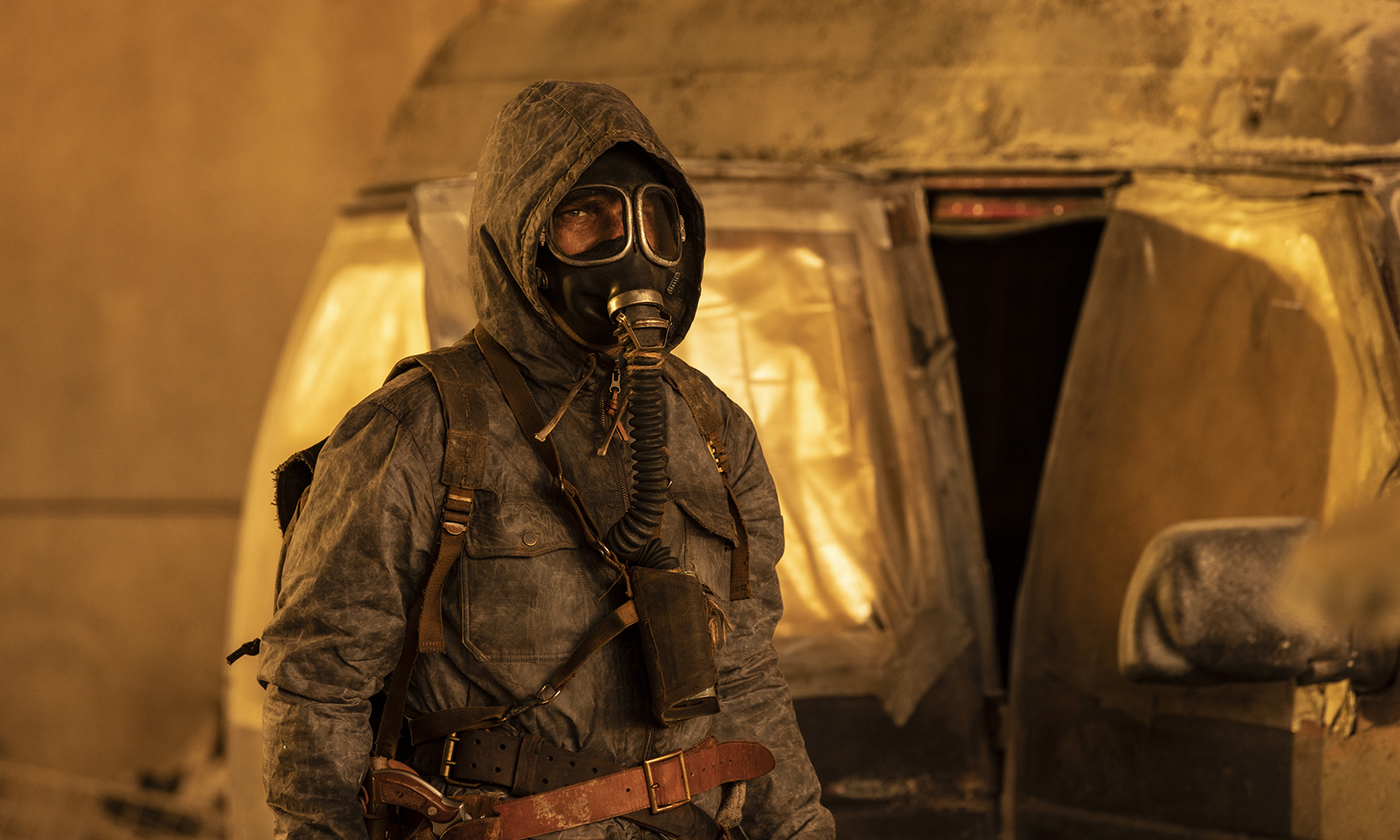 Will com roupa anti radiação deixando seu abrigo no episódio 1 da 7ª temporada de Fear the Walking Dead.