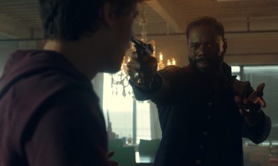 Victor apontando uma arma para um homem e pedindo algo no episódio 1 da 7ª temporada de Fear the Walking Dead.