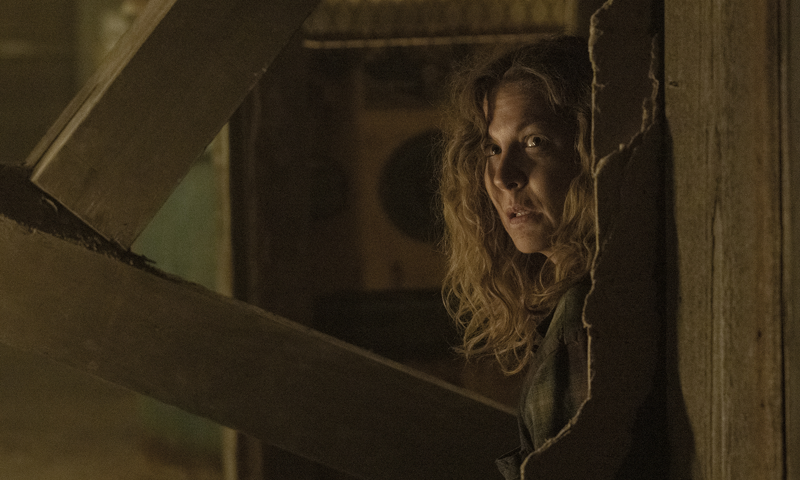 June assustada observando algo no episódio 3 da 7ª temporada de Fear the Walking Dead.