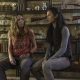 Sarah e Luciana conversando em um local cheio de armas no episódio 4 da 7ª temporada de Fear the Walking Dead.