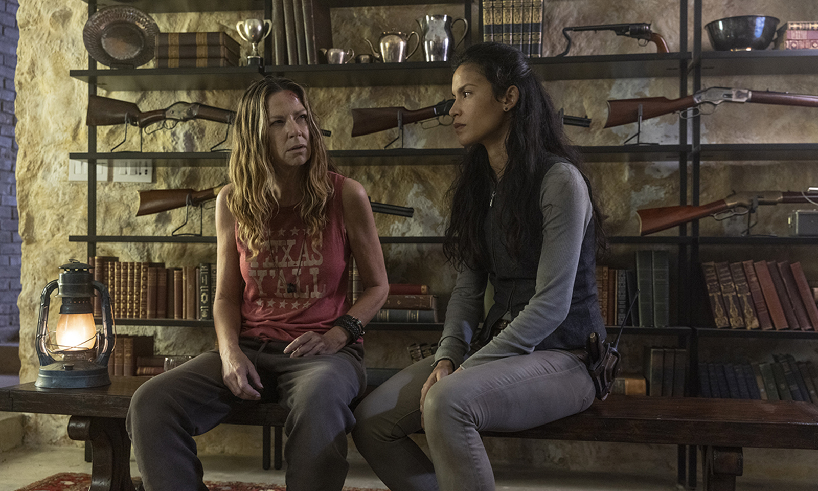 Sarah e Luciana conversando em um local cheio de armas no episódio 4 da 7ª temporada de Fear the Walking Dead.