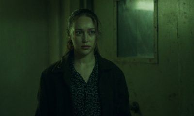 Alicia encarando alguém no local onde Teddy a colocou no episódio 8 da 7ª temporada de Fear the Walking Dead.