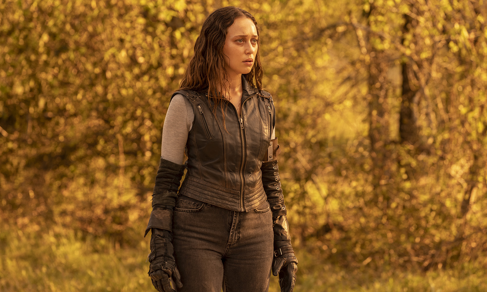 Alicia olhando para algo ou alguém em cena da segunda parte da 7ª temporada de Fear the Walking Dead.