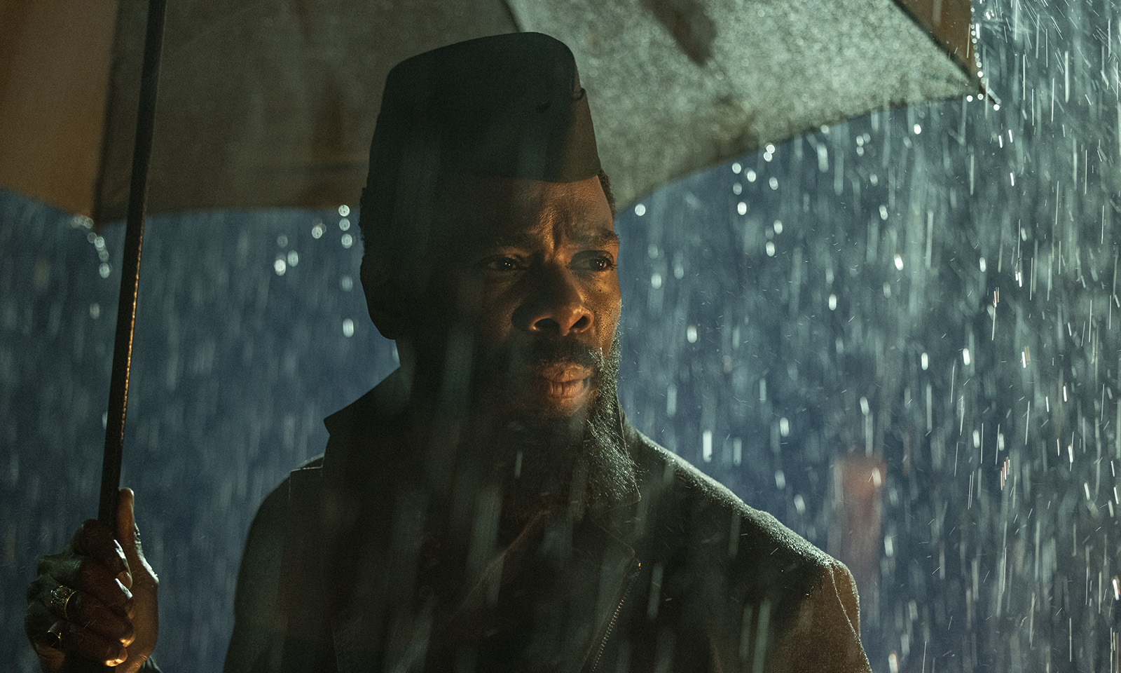 Victor segurando um guarda-chuva em cena da segunda parte da 7ª temporada de Fear the Walking Dead.