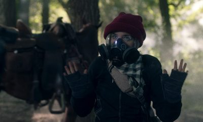Charlie usando uma máscara e com as mãos levantadas em cena do episódio 10 da 7ª temporada de Fear the Walking Dead.