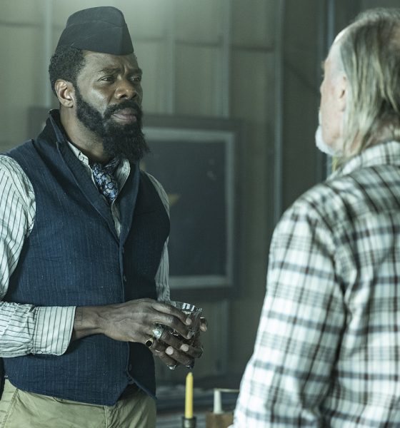 Strand e Sr John Dorie trocando olhares em cena do episódio 12 da 7ª temporada de Fear the Walking Dead.