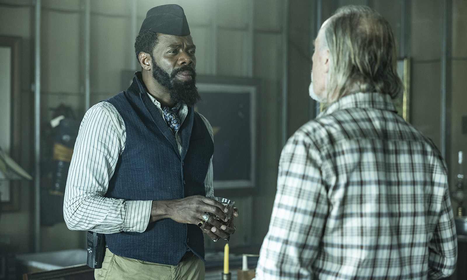 Strand e Sr John Dorie trocando olhares em cena do episódio 12 da 7ª temporada de Fear the Walking Dead.