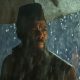 Strand segurando um guarda-chuva e olhando para algo ou alguém em cena do episódio 12 da 7ª temporada de Fear the Walking Dead.