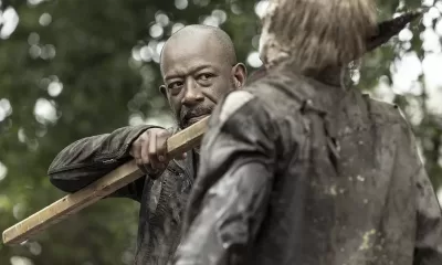 Morgan matando um zumbi com seu bastão em cena da 8ª e última temporada de Fear the Walking Dead.