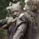 Morgan matando um zumbi com seu bastão em cena da 8ª e última temporada de Fear the Walking Dead.