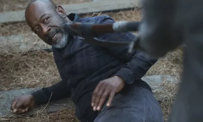 Morgan no chão com sua arma sendo apontada para ele em cena da 8ª temporada de Fear the Walking Dead.