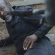 Morgan no chão com sua arma sendo apontada para ele em cena da 8ª temporada de Fear the Walking Dead.
