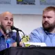 Dave Erickson e Robert Kirkman no painel de Fear the Walking Dead na San Diego Comic-Con.