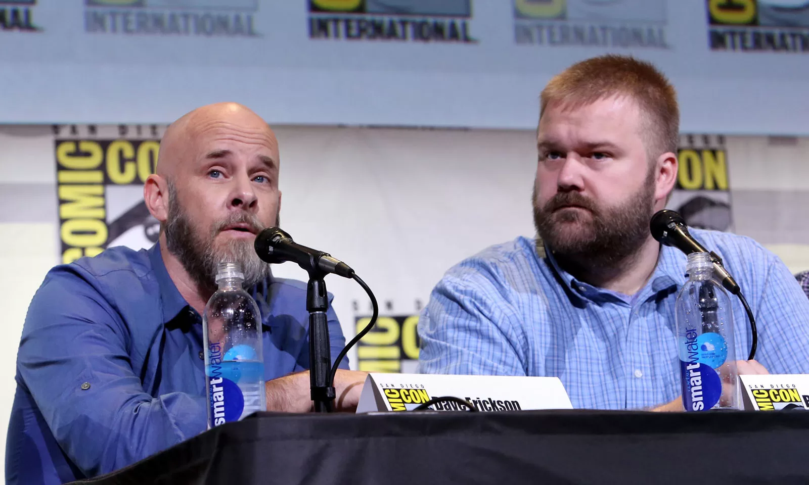 Dave Erickson e Robert Kirkman no painel de Fear the Walking Dead na San Diego Comic-Con.